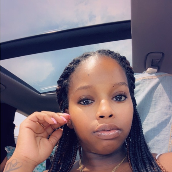 Meet your Posher, Lauren. I’m just here to shop 😊 - Picture 1 of 1